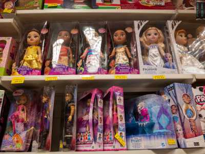 Una seconda � invece dedicata alla femminucce con coloratissime bambole che rappresentano personaggi quali le progoniste di Frozen, le Princess o le Winx